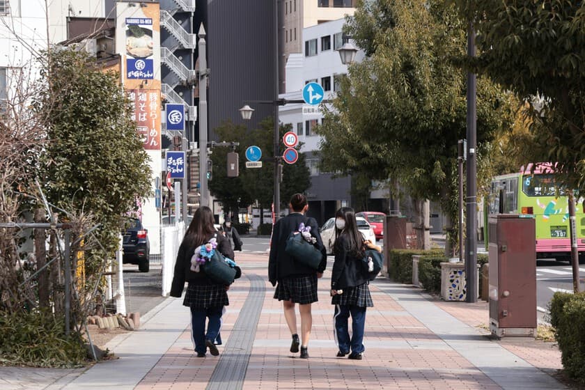 Japón vive una crisis insólita: la de "voyeurs" que sacan fotos a chicas por debajo de la falda