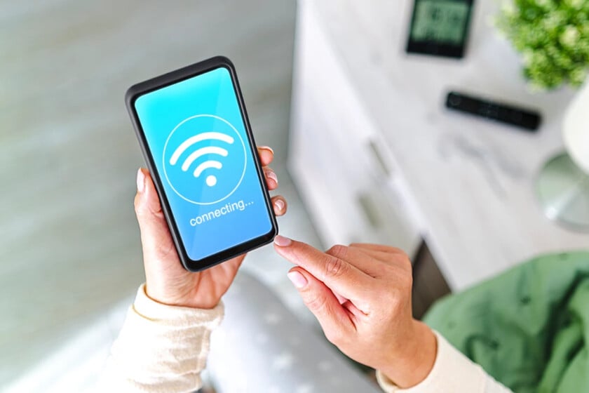 Pocos lo hacen, pero desactivar el WiFi al salir de casa aumenta la seguridad en tu celular: un truco que puede salvar tu cartera y datos