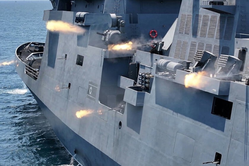 La nueva fragata de Corea del Norte parecía un barco del siglo XXI. Hasta que miras los laterales y descubres su solución contra los drones