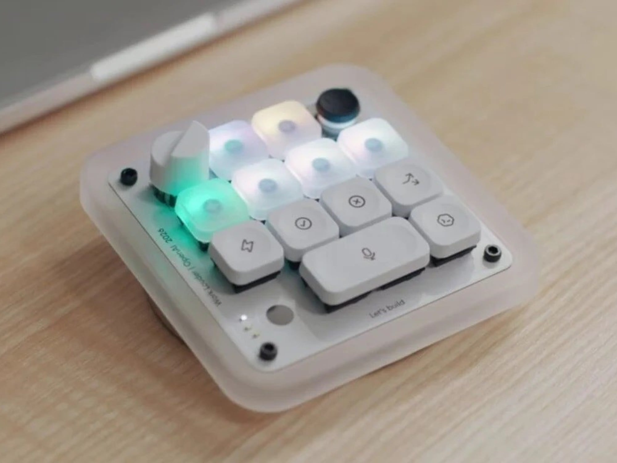 OpenAI presentó su primer dispositivo físico y sorprendió al mercado: así es el teclado Codex Micro