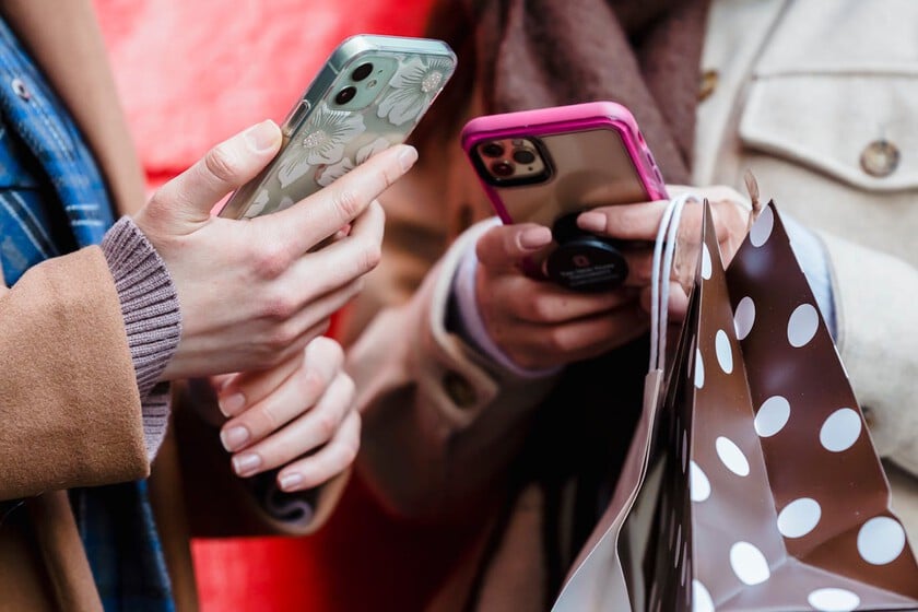 La Gen Z no quiere usar funda en su móvil. Una reivindicación del ‘Carpe Diem’ en la que los millenials suspendemos