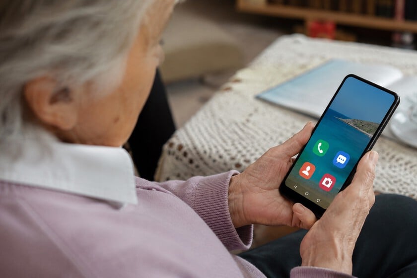 He preparado un Galaxy para una persona mayor con una idea clara: lo que más les ayuda no es instalar apps, es evitarles complicaciones